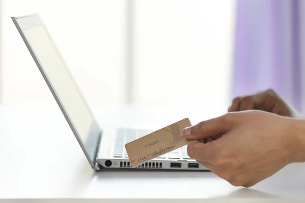 Mão segurando cartão de crédito — Fotografia de Stock