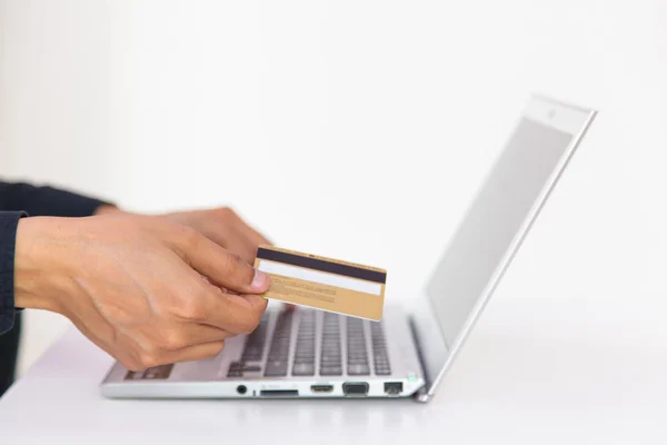 Mão segurando cartão de crédito — Fotografia de Stock