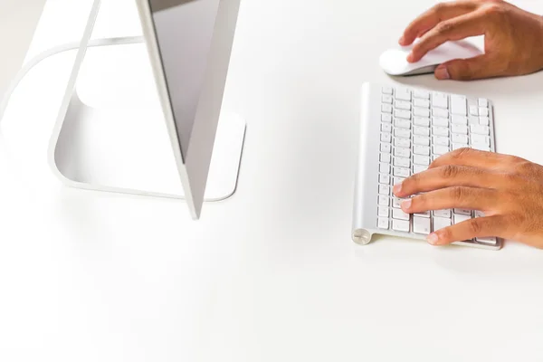 Manos masculinas escribiendo en el teclado del ordenador —  Fotos de Stock