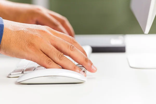 Manos masculinas escribiendo en el teclado del ordenador —  Fotos de Stock