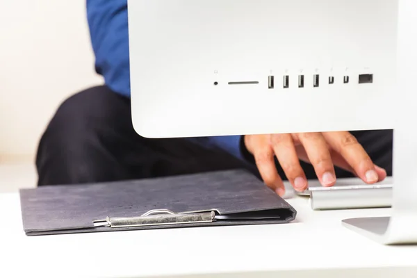 Manliga händer skriva på dator tangentbord — Stockfoto