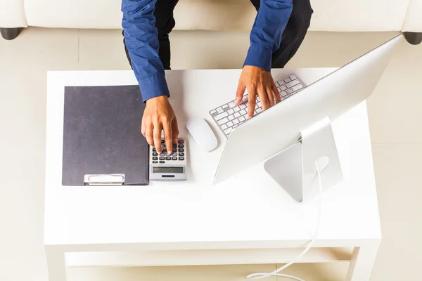 Les mains masculines tapant sur le clavier de l'ordinateur — Photo