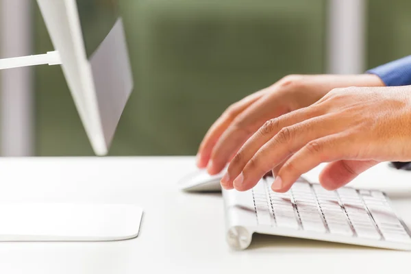 Manos masculinas escribiendo en el teclado del ordenador — Foto de Stock