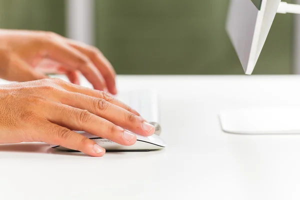 Les mains masculines tapant sur le clavier de l'ordinateur — Photo