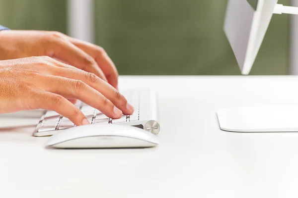 Мужские руки, печатающие на клавиатуре компьютера — стоковое фото