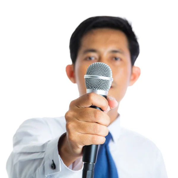 Mano sosteniendo un micrófono — Foto de Stock