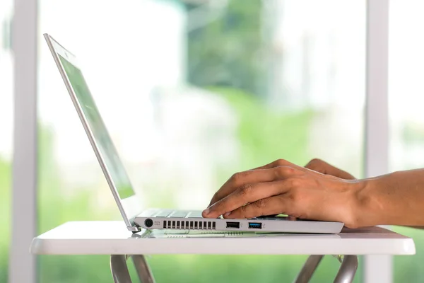 Hands typing on laptop — Stock Photo, Image