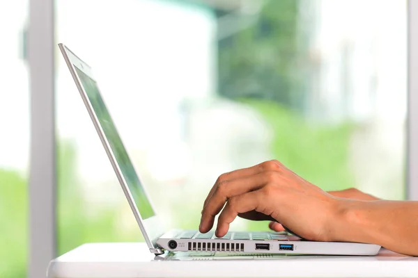 Hands typing on laptop — Stock Photo, Image