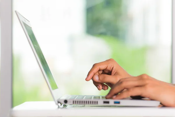 Hands typing on laptop — Stock Photo, Image