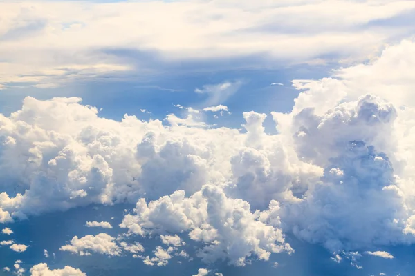 bulutlar ve gökyüzü