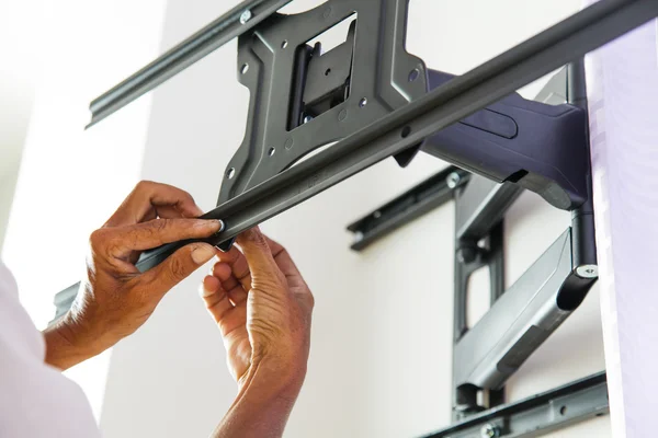 Man installing mount TV — Stock Photo, Image