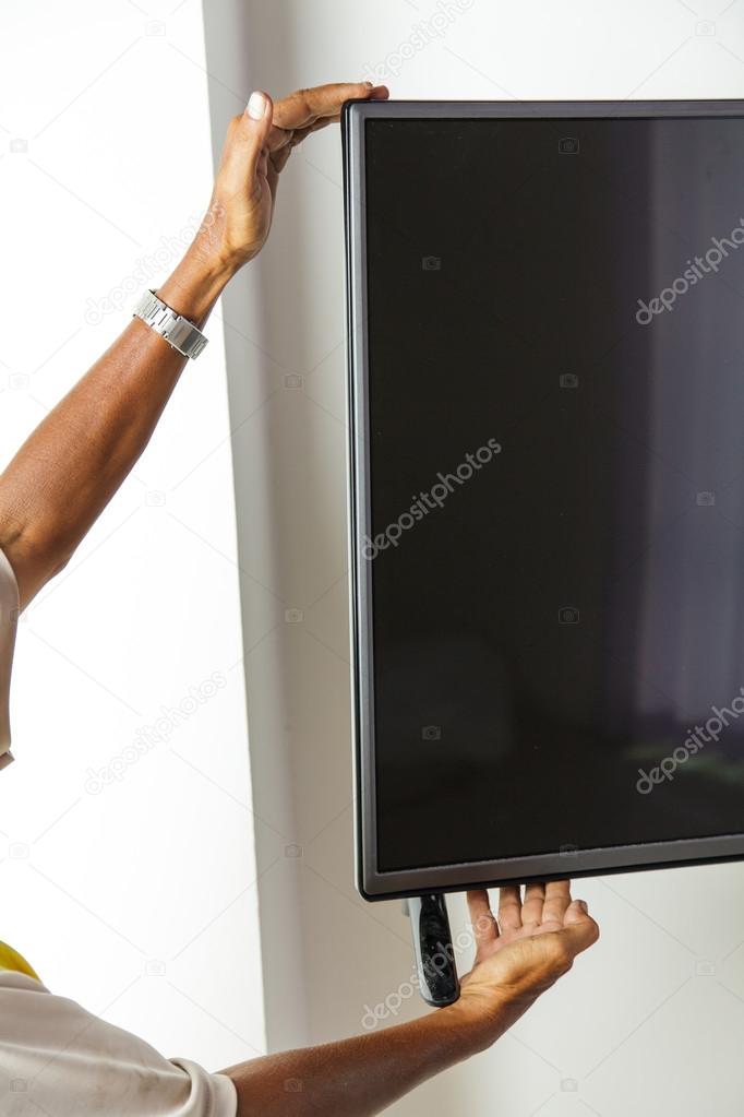 Man installing mount TV 