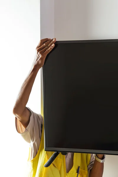 Uomo installazione montare TV — Foto Stock