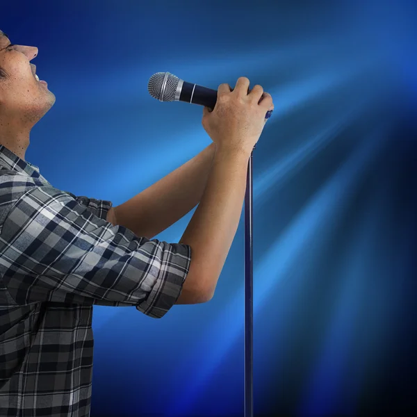 Cantora no palco — Fotografia de Stock