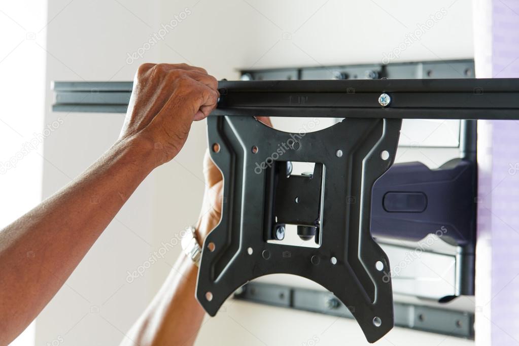 Man installing mount TV 