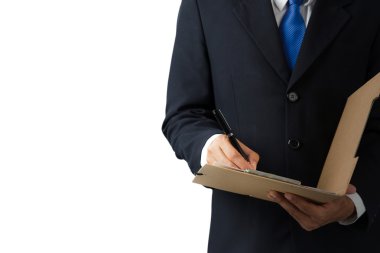 İş adamı bir belge imzalıyor