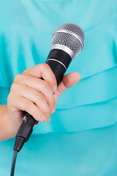 Micrófono de mano femenino — Foto de Stock