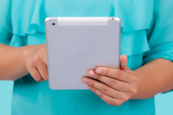 Bir tablet kullanan kadın — Stok fotoğraf