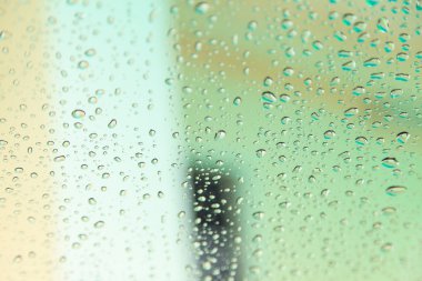 Cam arka plan dokusu üzerinde yağmur