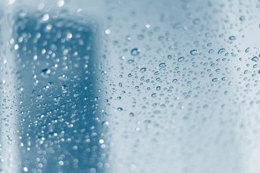 Cam arka plan dokusu üzerinde yağmur