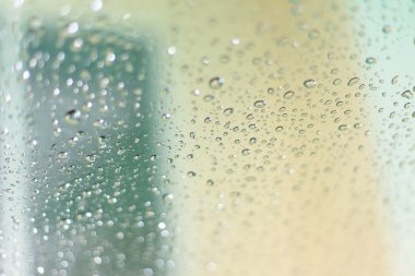 Cam arka plan dokusu üzerinde yağmur