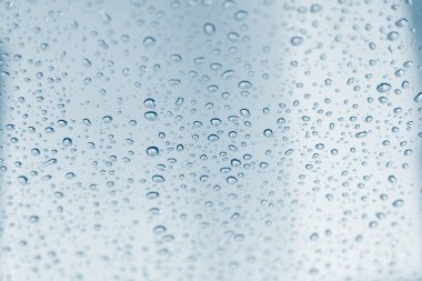 Cam arka plan dokusu üzerinde yağmur