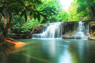Derin orman Huai Mae Kamin Waterfall