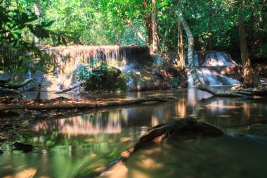 Derin orman Huai Mae Kamin Waterfall