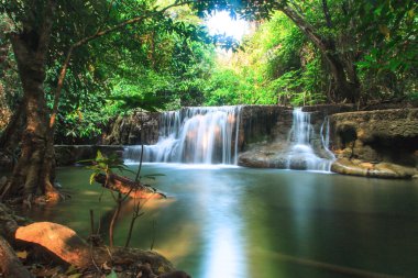 Derin orman Huai Mae Kamin Waterfall