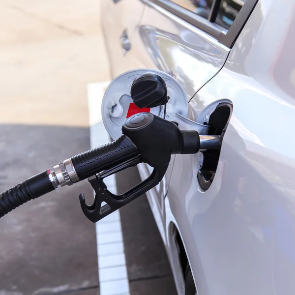 Reabastecimento de carro no posto de gasolina — Fotografia de Stock
