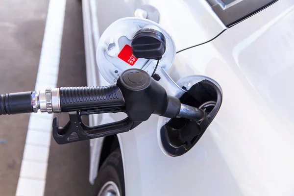 Repostaje de coches en gasolinera — Foto de Stock