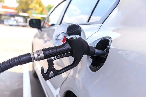 Auto tanken in benzinestation — Stockfoto