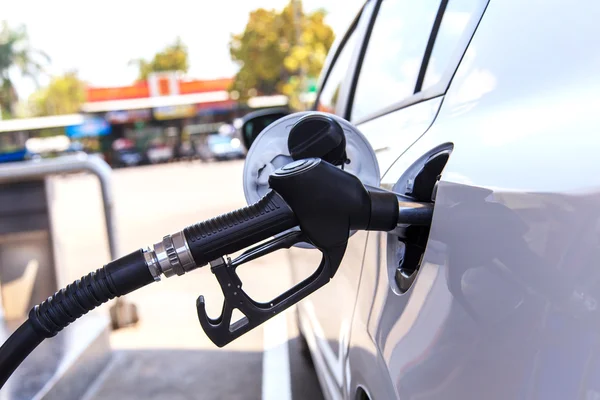 Auto tanken in benzinestation — Stockfoto