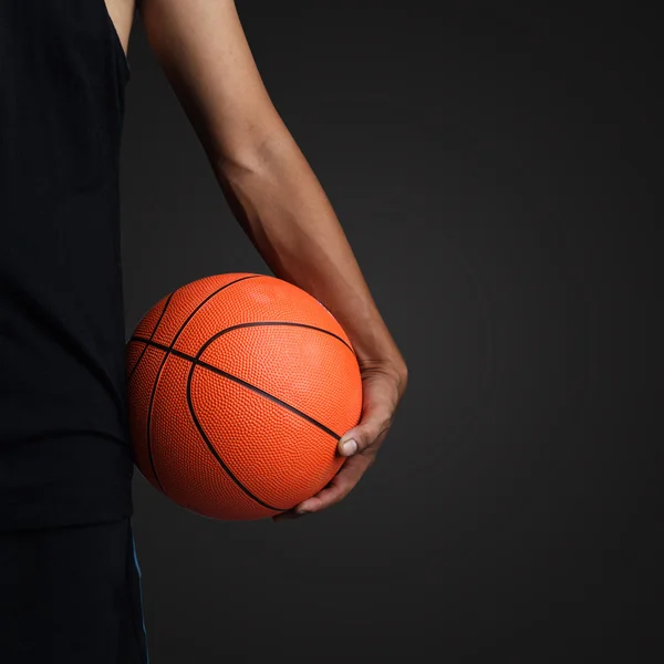 Basketbal bal in handen — Stockfoto