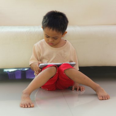 Çocuklar evde tablet kullanma