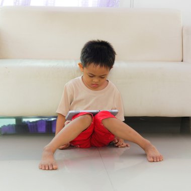 Çocuklar evde tablet kullanma