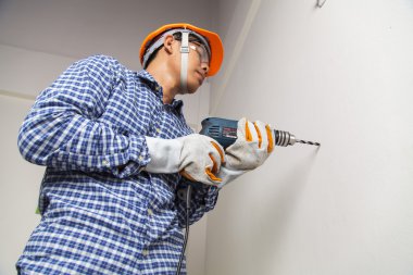 Makineyle ya da matkapla sondaj yapan ya da çalışan