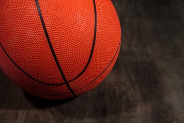 Ahşap arka plan üzerinde basketbol