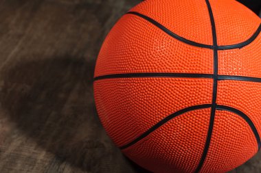 Ahşap arka plan üzerinde basketbol