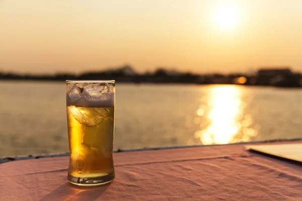 Gläser kaltes Bier — Stockfoto