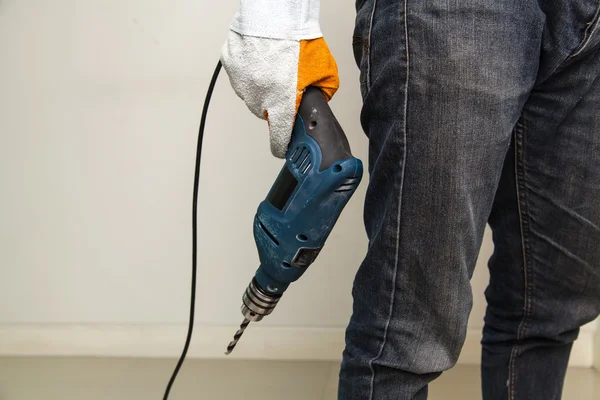 Hombre sosteniendo herramientas de perforación — Foto de Stock