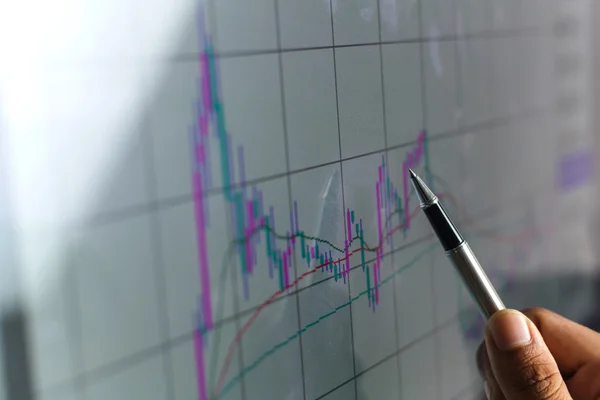 Üzleti diagramok és a piacok, a kijelzőn — Stock Fotó