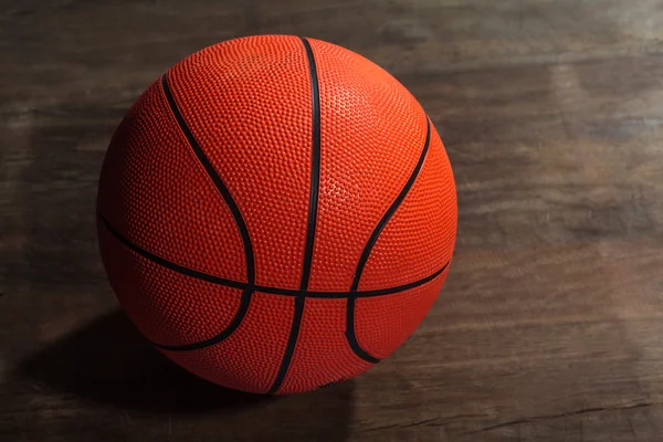 Basketbal na dřevěné pozadí — Stock fotografie