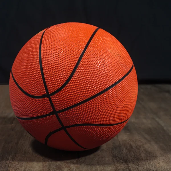 Basketbal na dřevěné pozadí — Stock fotografie