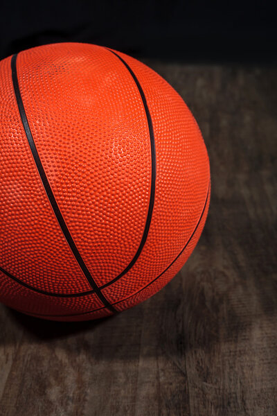 Баскетбол на деревянном фоне
