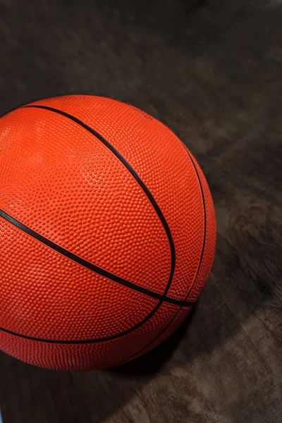 Basketbal na dřevěné pozadí — Stock fotografie