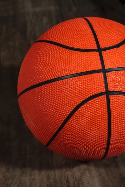 Basketbal na dřevěné pozadí — Stock fotografie