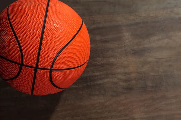 Баскетбол на деревянном фоне — стоковое фото