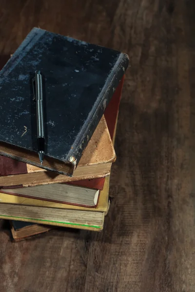 Livros antigos sobre fundo de madeira — Fotografia de Stock