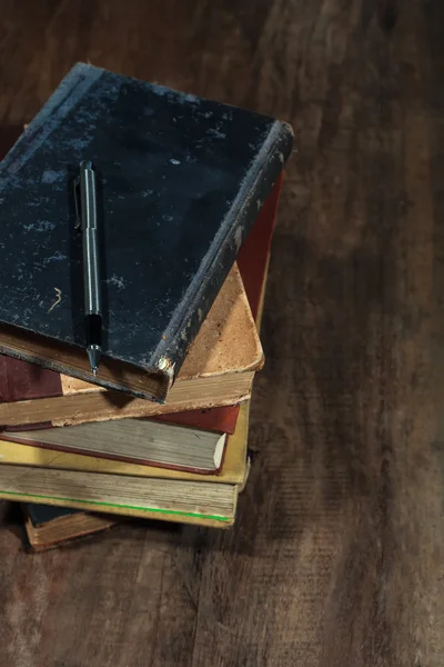 Libros antiguos sobre fondo de madera —  Fotos de Stock